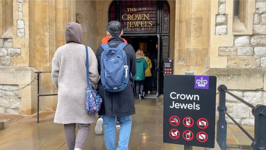 London: Tower of London Tour with Crown Jewels & Beefeaters - A brisk way into the Tower’s long story