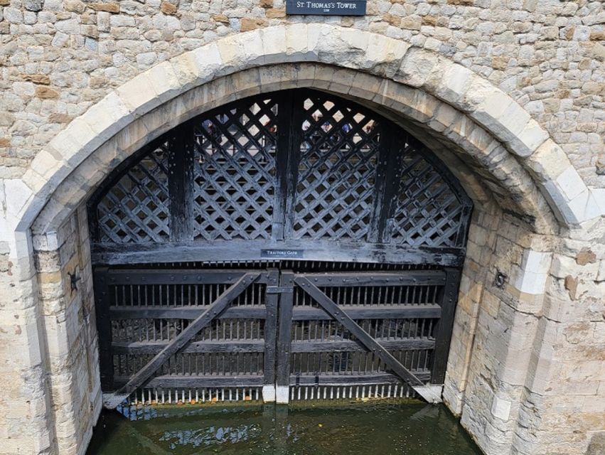 London: Tower of London Tour with Crown Jewels & Beefeaters - Free time in the White Tower and Medieval Palace