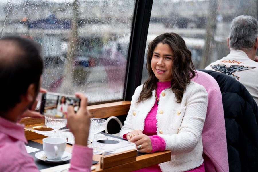 London: Traditional Afternoon Tea Tour in a Luxury Coach - What the small group and audio guide add