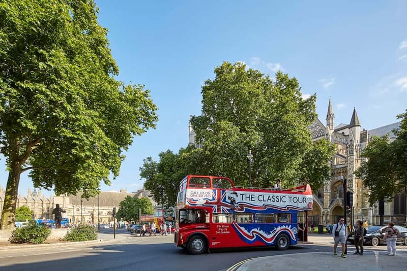 London Vintage Bus Tour: Live Comedy Sightseeing Show - Comedy, stories and the guide’s role