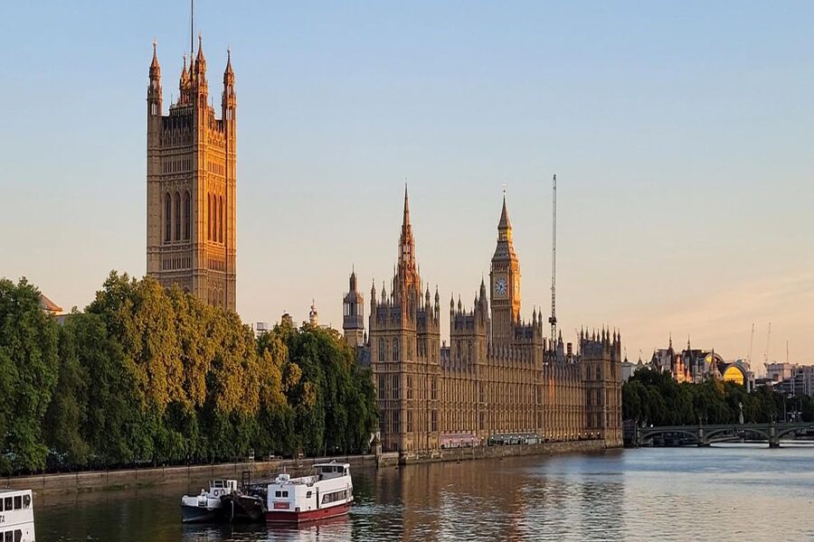 London Westminster Abbey French Tour with Fast-Track Tickets - Big Ben and Parliament, viewed from the outside