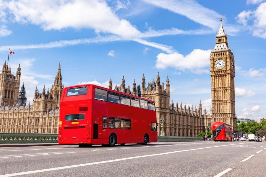 London Westminster Abbey French Tour with Fast-Track Tickets - St. James’s Park and the royal route