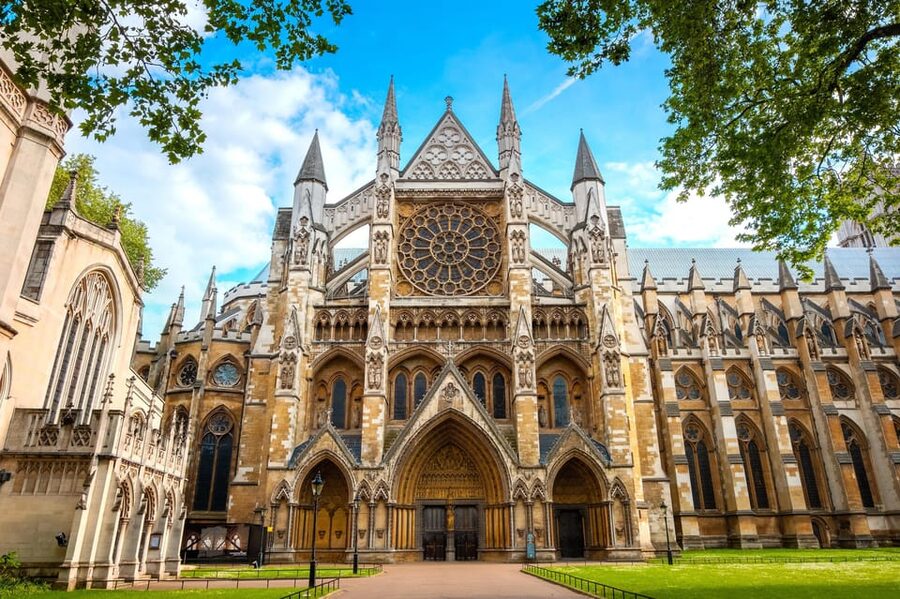 London: Westminster Abbey Priority Access & Guided City Tour - Green Park and Buckingham Palace from the outside