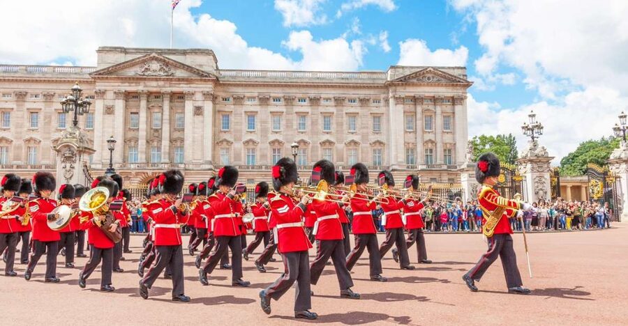 London: Westminster and Changing of the Guard Tour - A royal parade, then the corridor of power