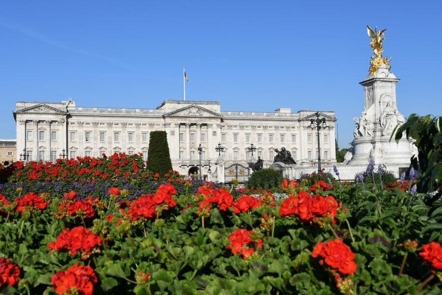 London: Westminster Walking Tour & Westminster Abbey Visit - Trafalgar Square and the route toward Whitehall