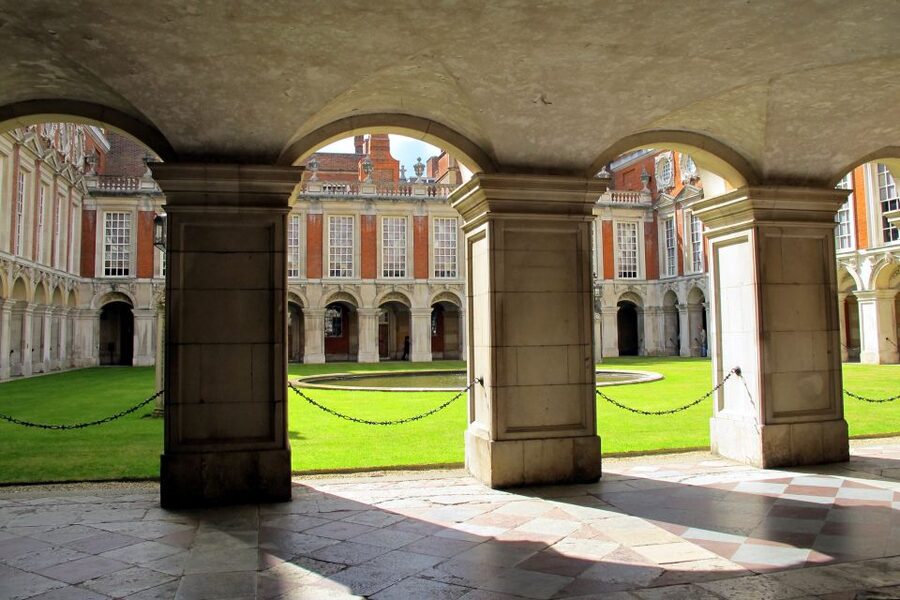 London: Windsor Castle & Henry VIII's Hampton Court Palace - One day, two very different royal homes