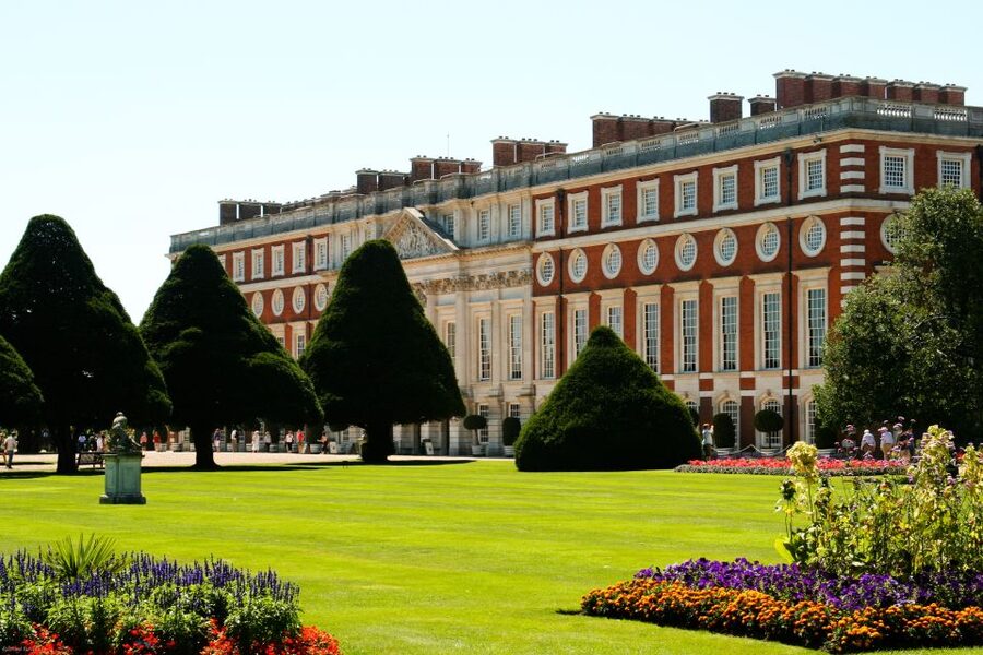 London: Windsor Castle & Henry VIII's Hampton Court Palace - Windsor Castle: royal apartments and a remarkable dolls’ house