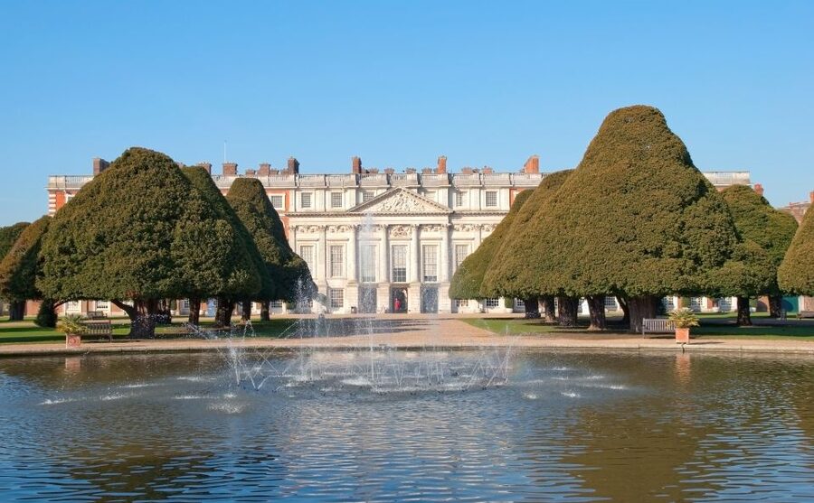 London: Windsor Castle & Henry VIII's Hampton Court Palace - The guide and coach are part of the value