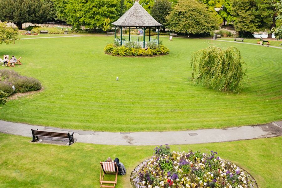 London: Windsor Castle, Stonehenge & Bath Full-Day Tour - The guide and coach shape the day