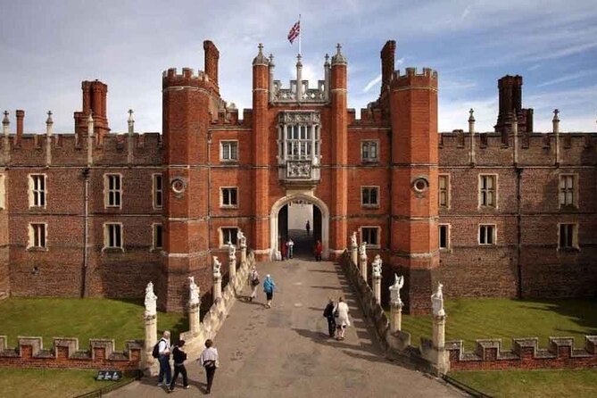 Private Guided Tour of Hampton Court Palace - The Haunted Gallery and the palace’s less formal side