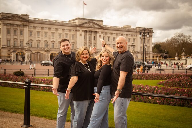 Private landmarks photoshoot for families and couples - London landmarks, with everyone in the picture