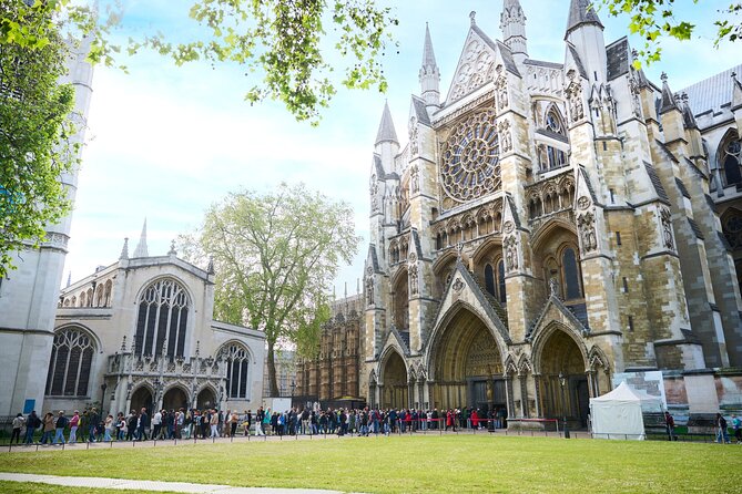 Skip the Line Tower of London & Westminster Tour and River Cruise - A Thames cruise from Embankment toward Tower Bridge