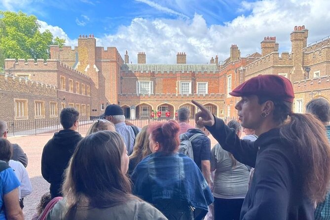 The Changing of the Guard Tour and Buckingham Palace - Trafalgar Square and the value of the walk