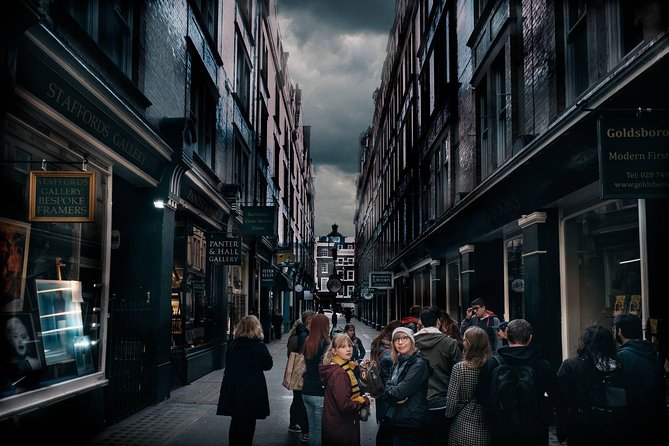 The Original Harry Potter Film Locations Tour : with Boat Ride - Southwark View Point sets up a south-bank start