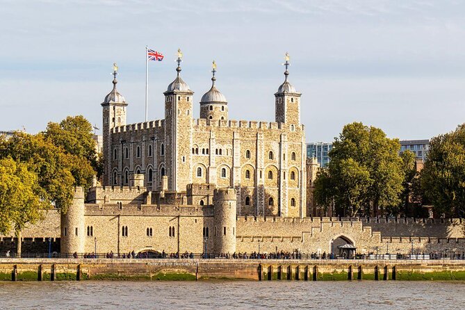 Tower of London and Crown Jewels Exhibition Ticket - Start with the Beefeater, then set your own pace