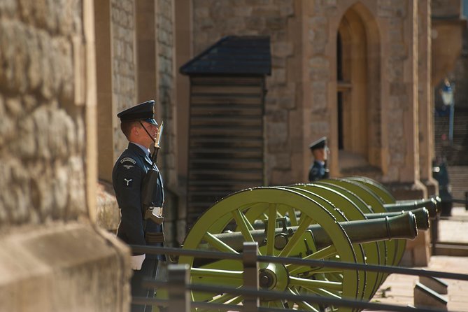 Tower of London: Crown Jewels & Beefeater Opening Ceremony - The Thames ride and Buckingham Palace finish
