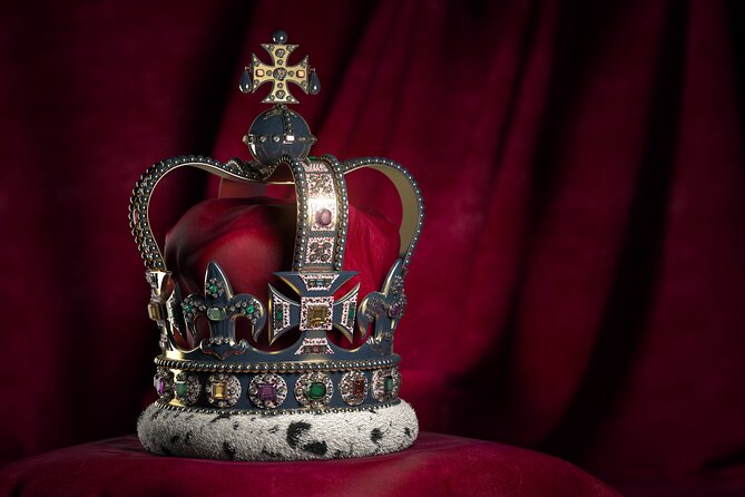 Tower of London: Crown Jewels & Beefeater Opening Ceremony - The pace, group size and walking