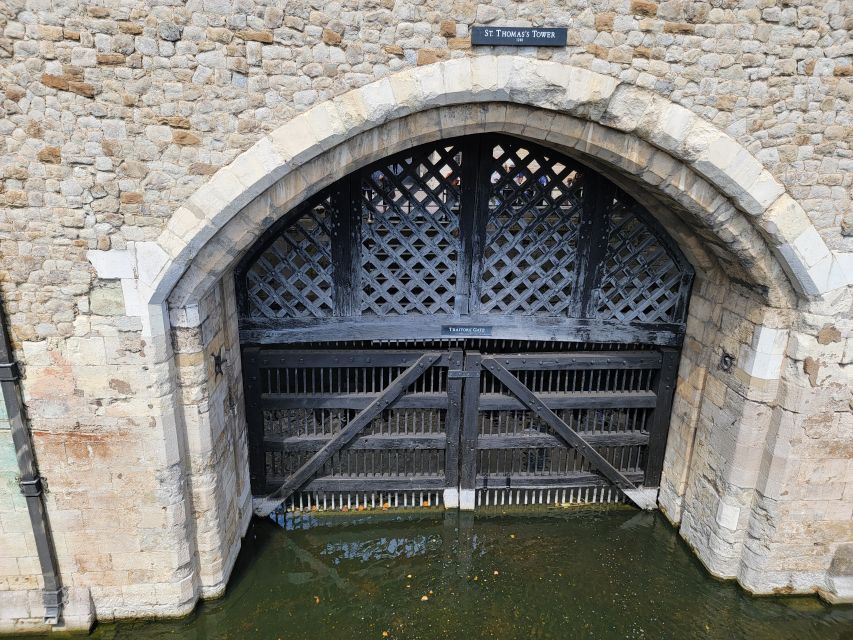 Tower of London: Early Access with Crown Jewels & Beefeaters - First into the Jewel House