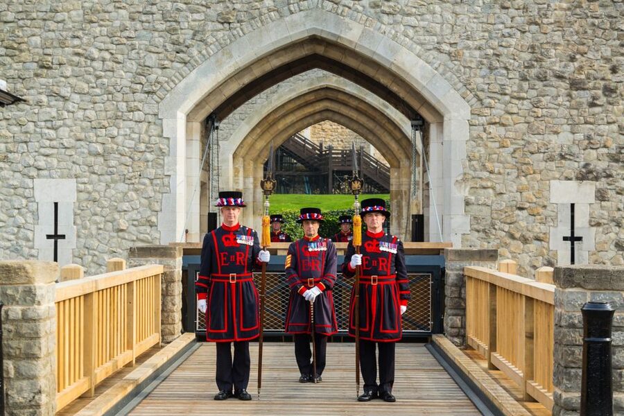 Ultimate Tower of London, Beefeater Welcome & Crown Jewels - Why Start Early at the Tower of London