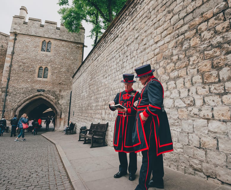 Ultimate Tower of London, Beefeater Welcome & Crown Jewels - What the Guide Adds