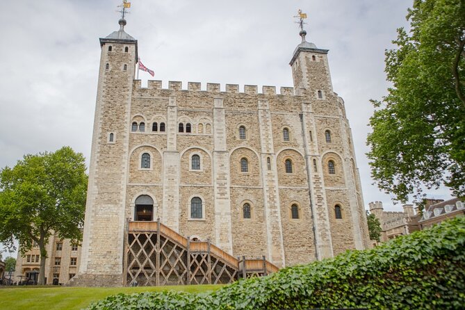 VIP Tower of London and Crown Jewels Tour with Private Beefeater Meet & Greet - Start with a Beefeater, not just a ticket