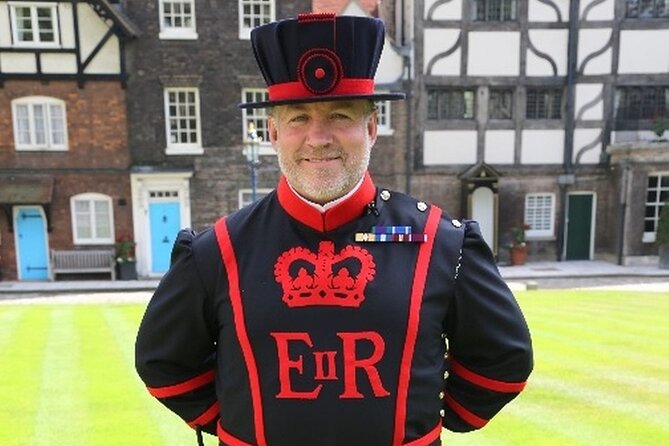 VIP Tower of London and Crown Jewels Tour with Private Beefeater Meet & Greet - The Crown Jewels are the glittering centerpiece
