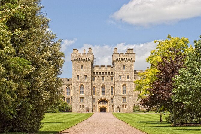 Windsor Castle, Stonehenge and Oxford Day Guided Tour from London - Meeting at Bulleid Way before 8am